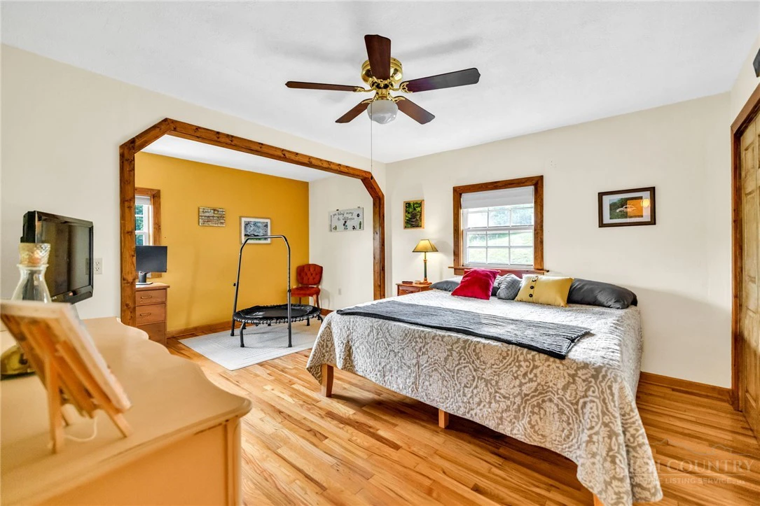 Image number 19 for the current listing