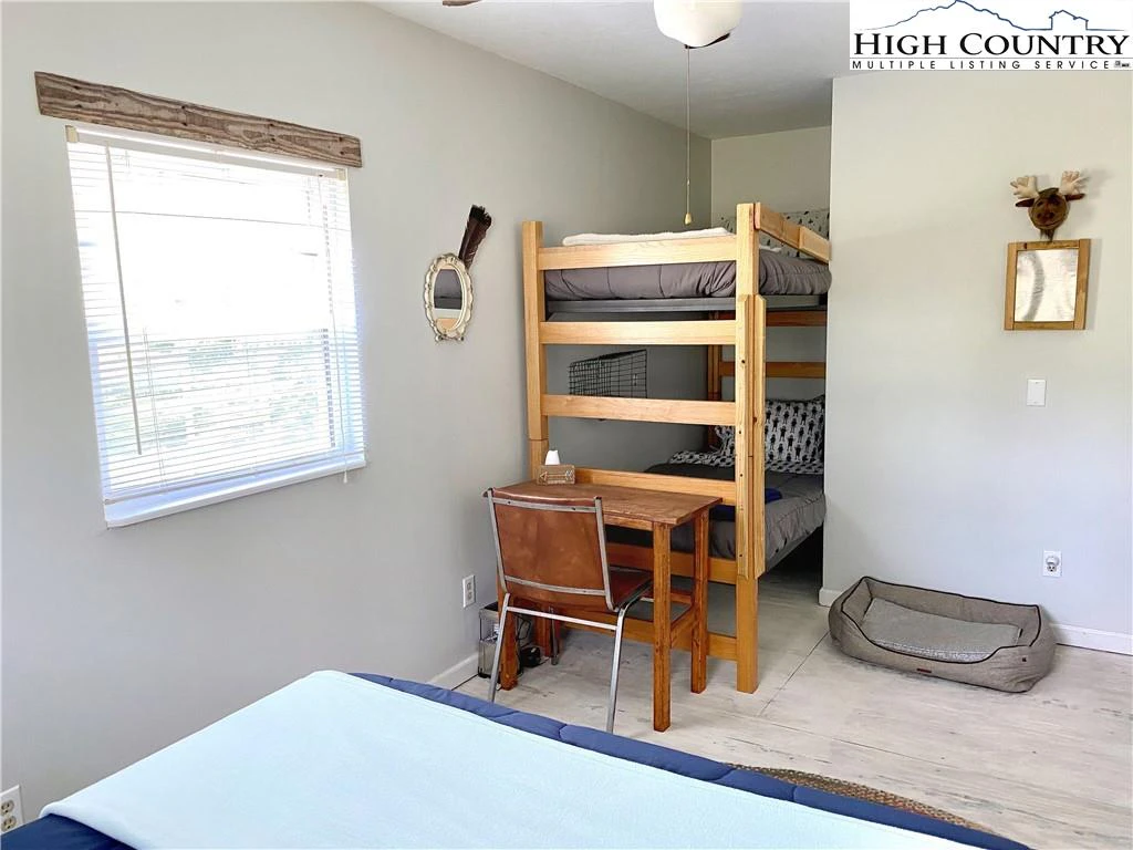 Image number 8 for the current listing