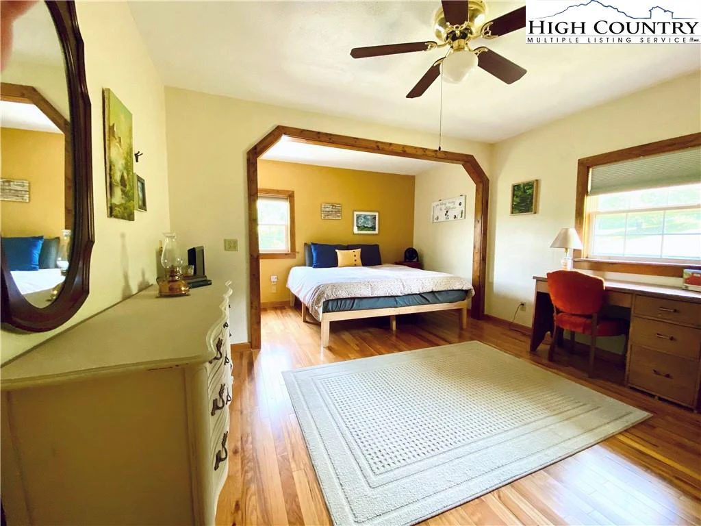 Image number 9 for the current listing