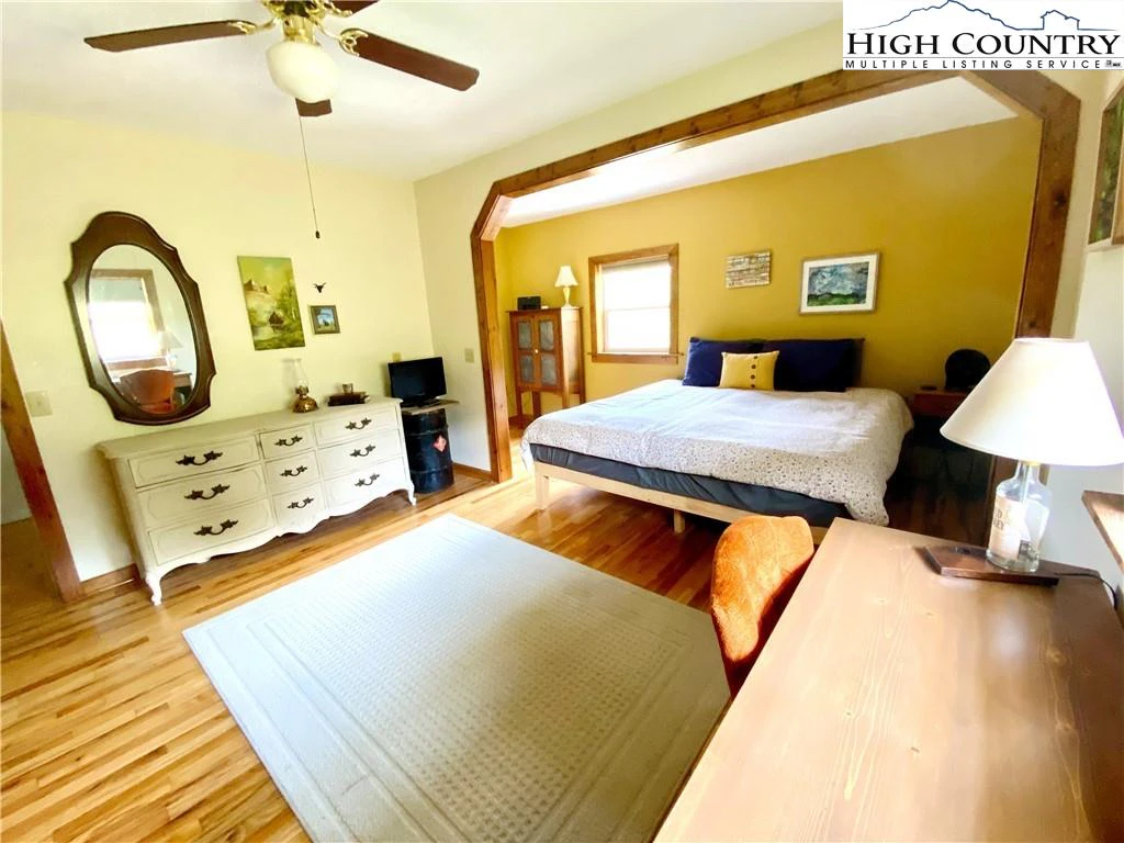 Image number 10 for the current listing