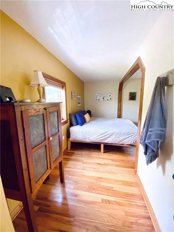 Image number 2 for the current listing