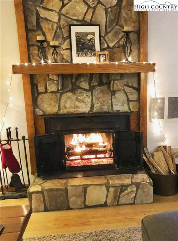 Image number 14 for the current listing