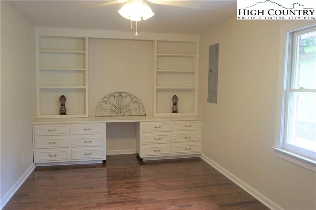 Image number 8 for the current listing
