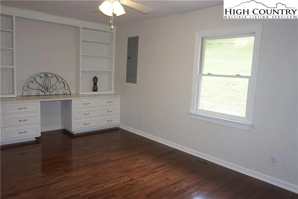 Image number 9 for the current listing
