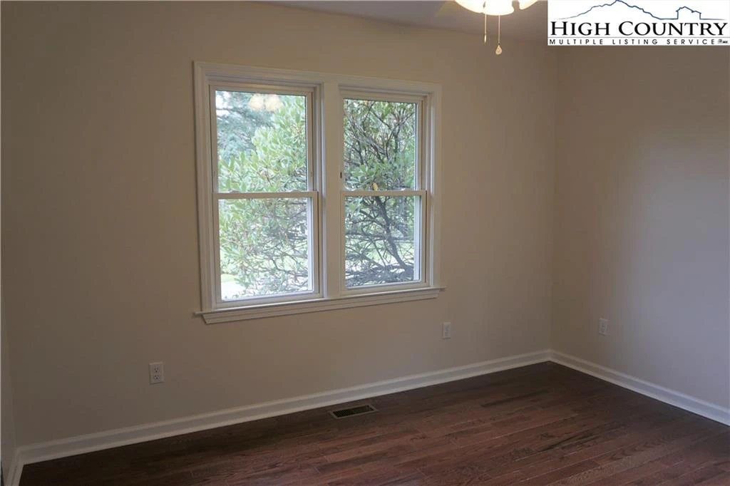 Image number 10 for the current listing