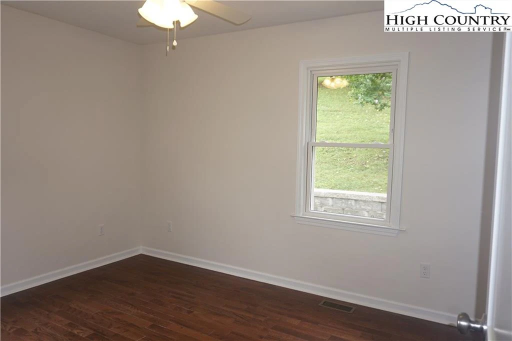 Image number 11 for the current listing