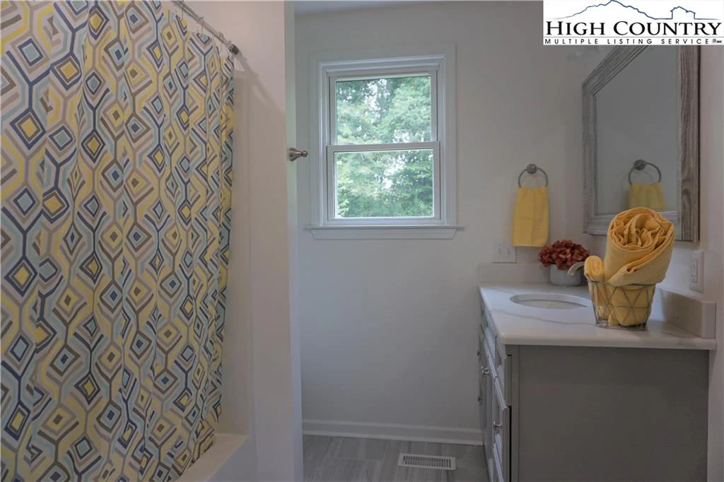 Image number 2 for the current listing