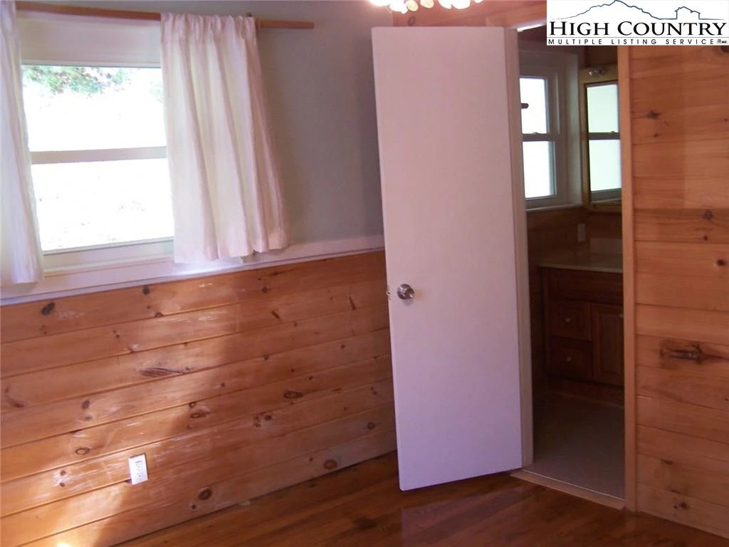 Image number 13 for the current listing