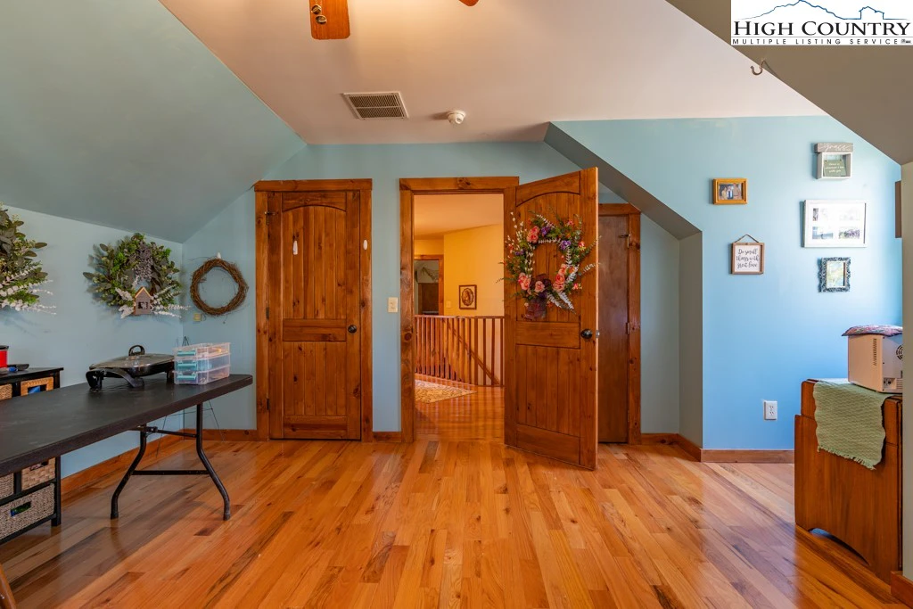 Image number 3 for the current listing