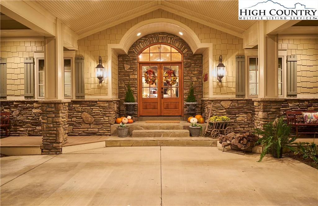 Image number 1 for the current listing