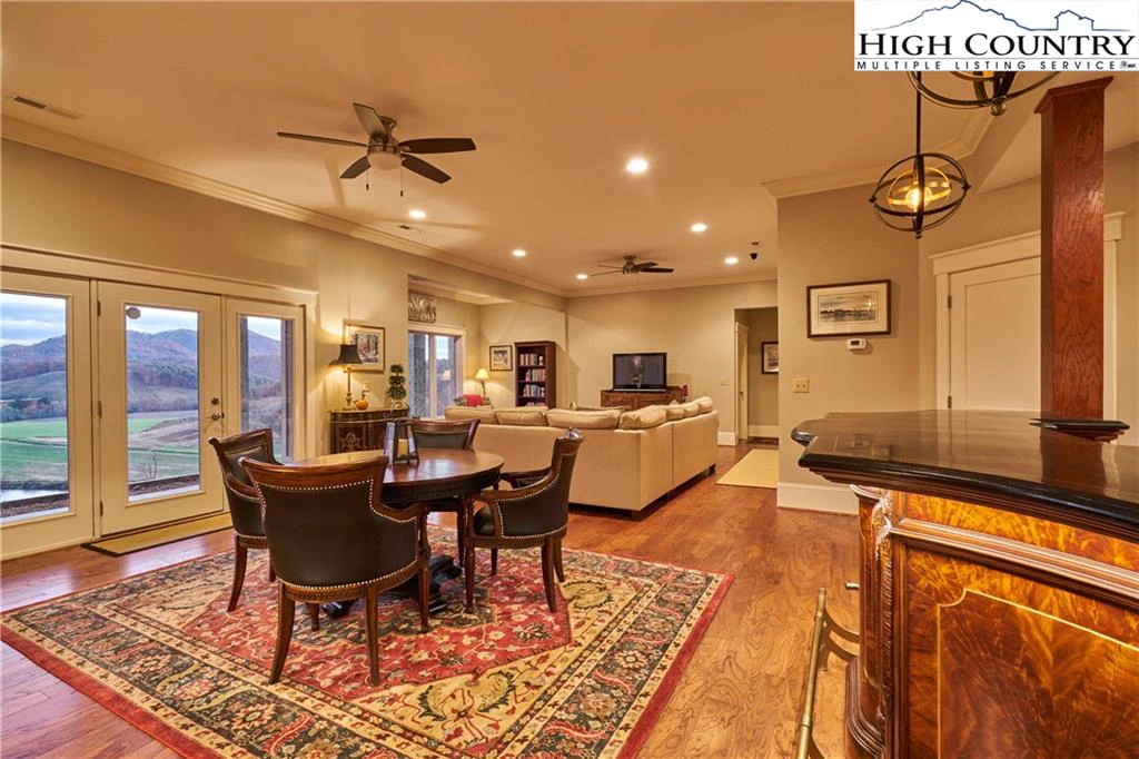 Image number 7 for the current listing