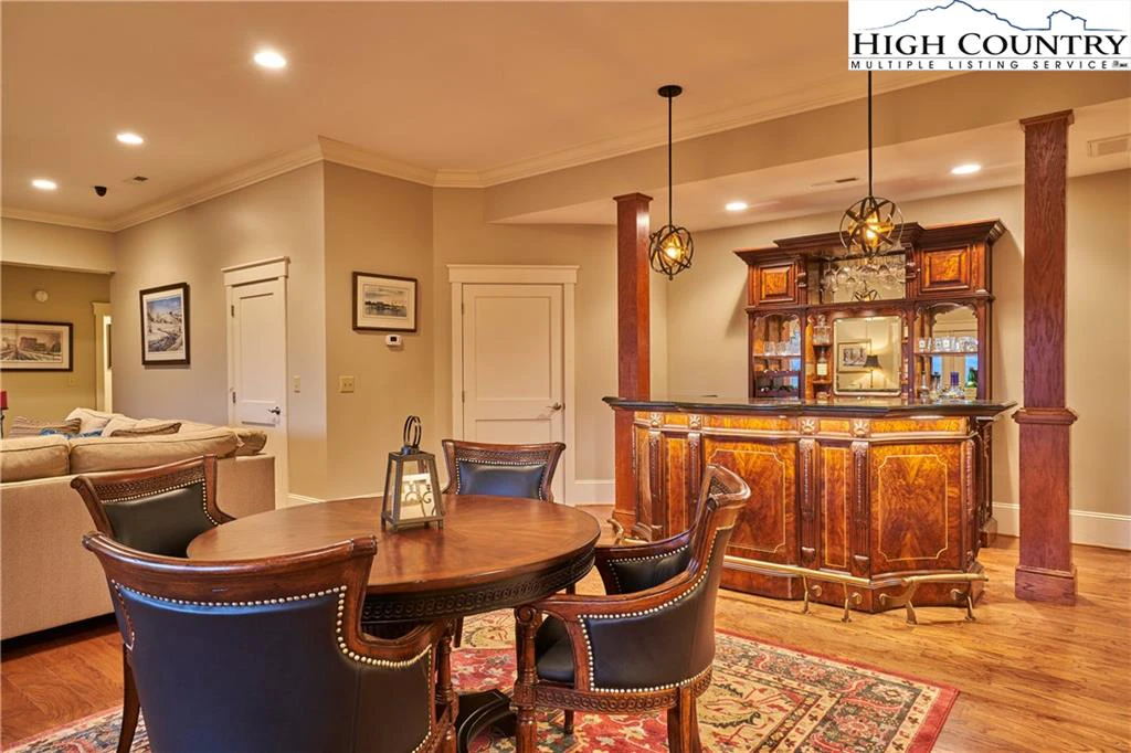 Image number 8 for the current listing