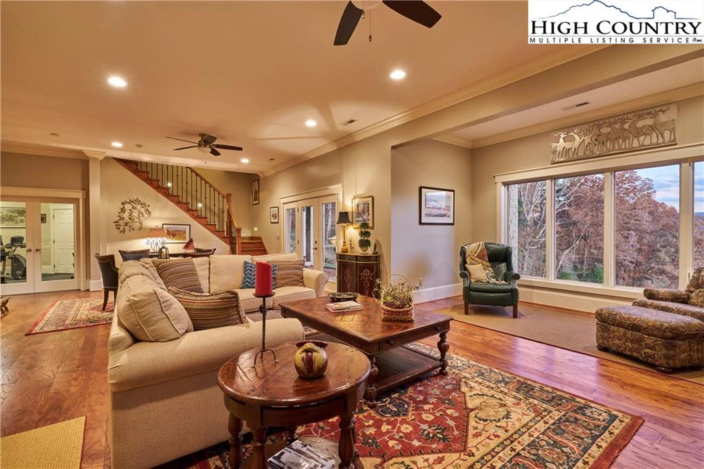 Image number 11 for the current listing