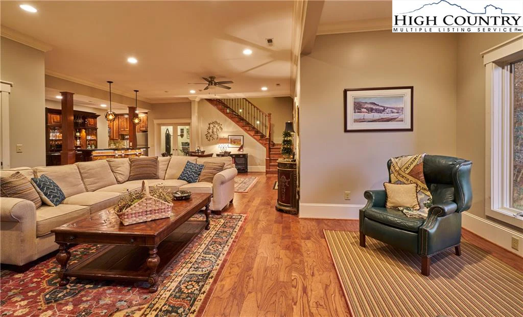 Image number 2 for the current listing