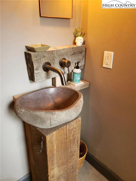 Image number 3 for the current listing