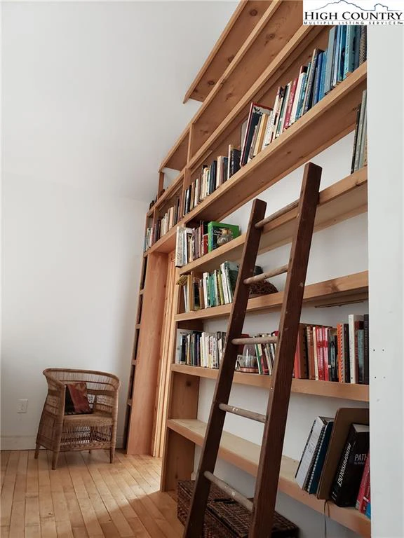 Image number 8 for the current listing