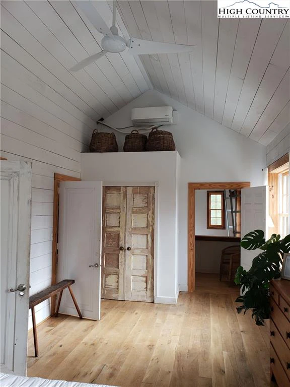 Image number 13 for the current listing