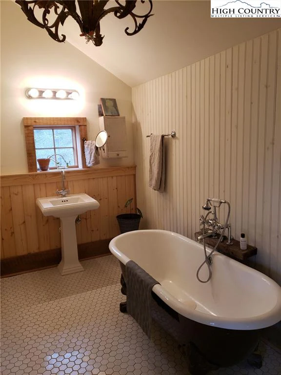 Image number 2 for the current listing