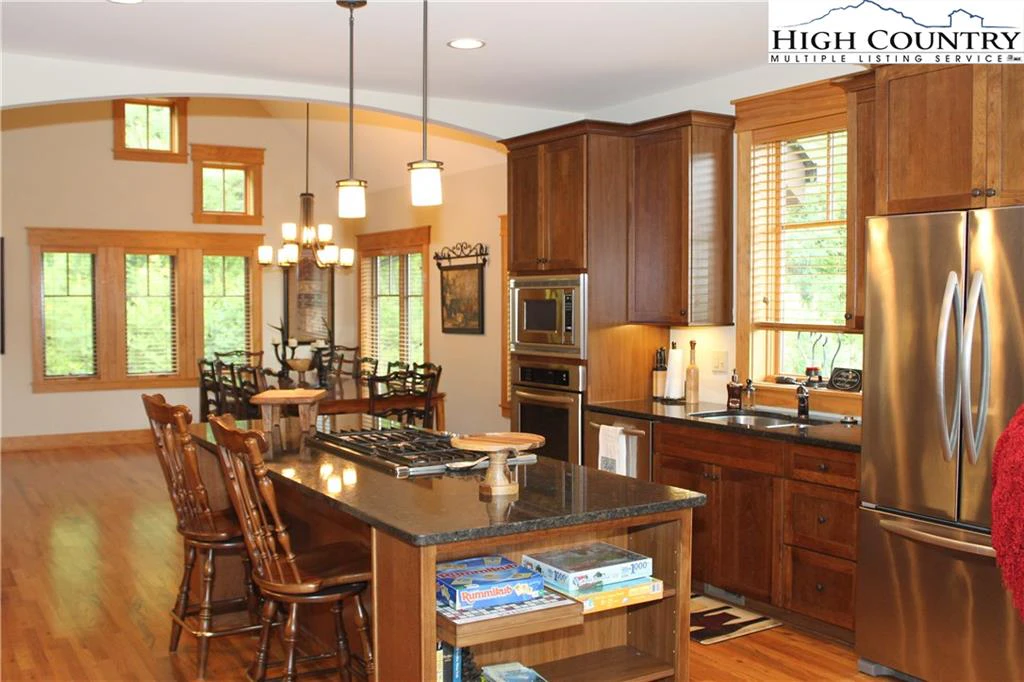 Image number 19 for the current listing