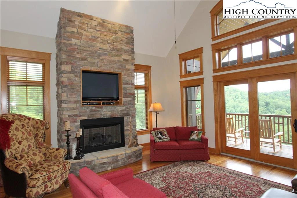 Image number 17 for the current listing