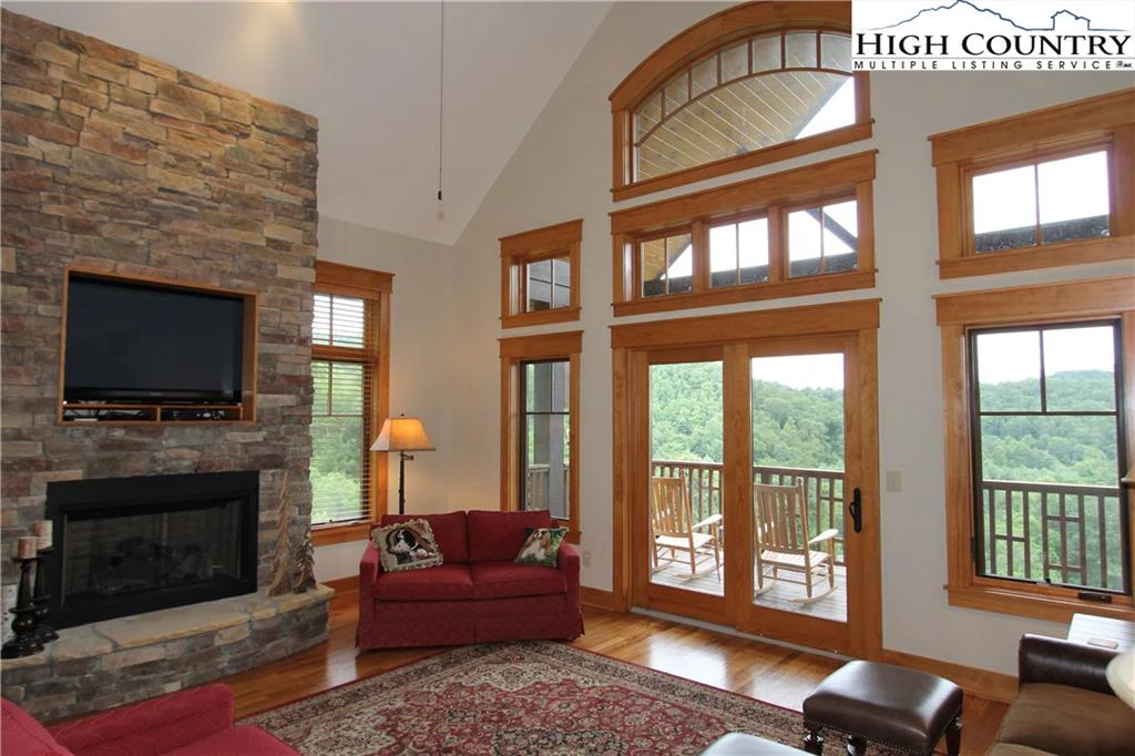Image number 15 for the current listing