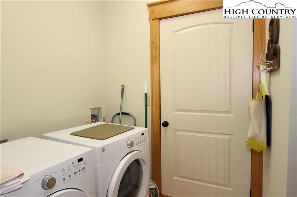 Image number 9 for the current listing