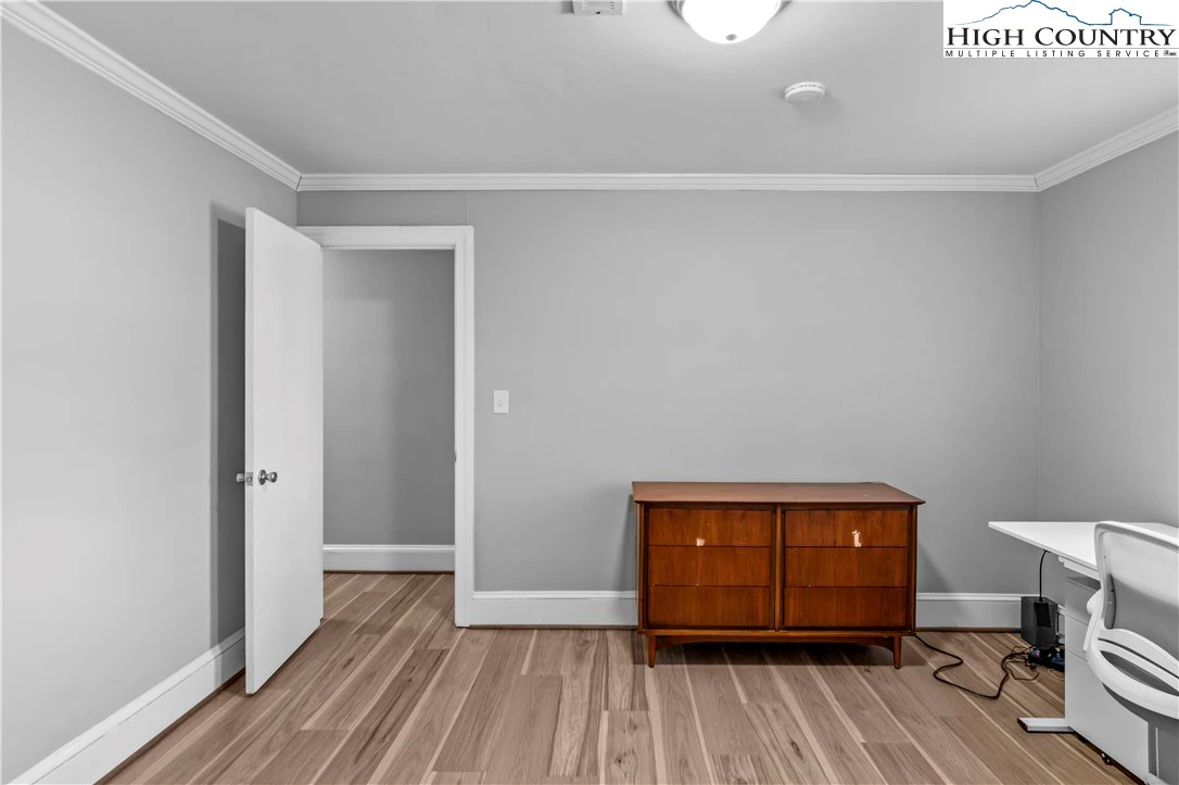 Image number 13 for the current listing