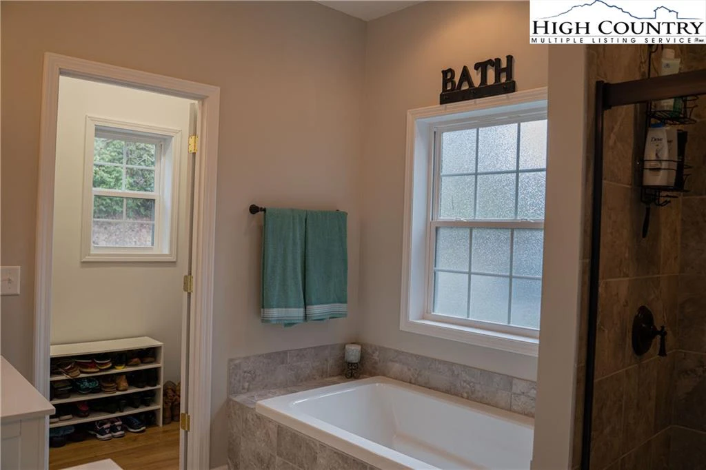 Image number 3 for the current listing