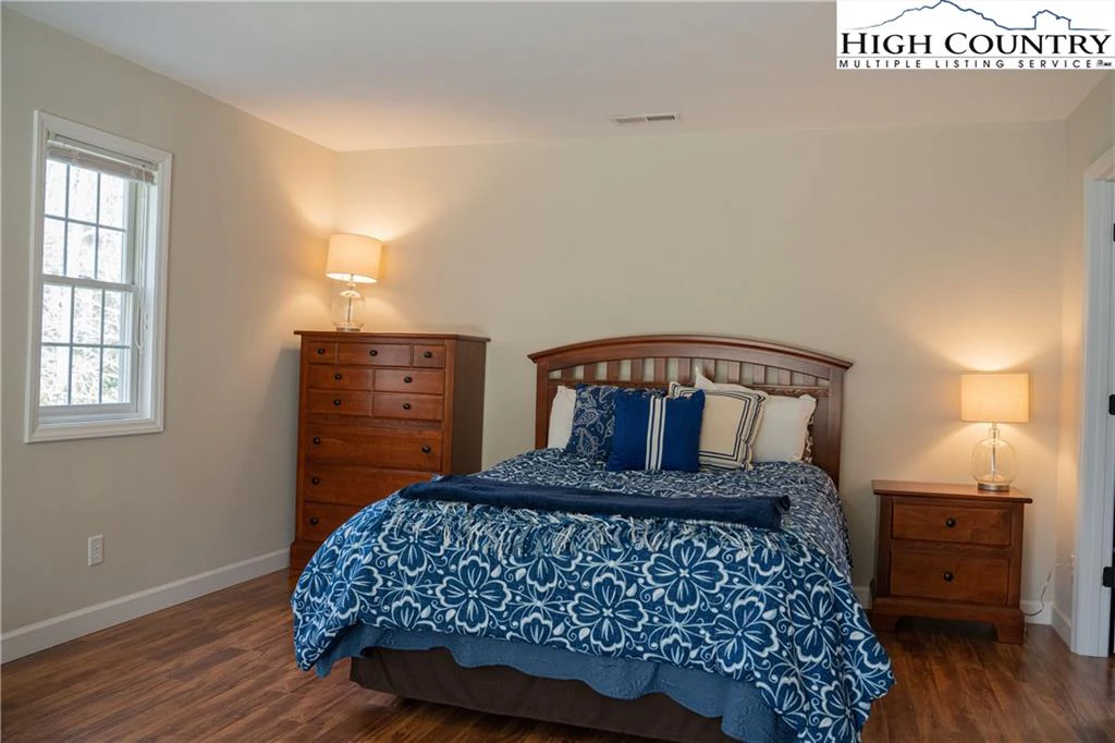 Image number 8 for the current listing