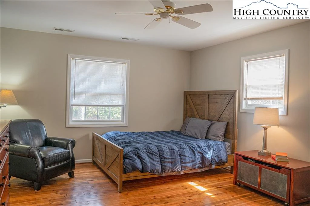 Image number 13 for the current listing
