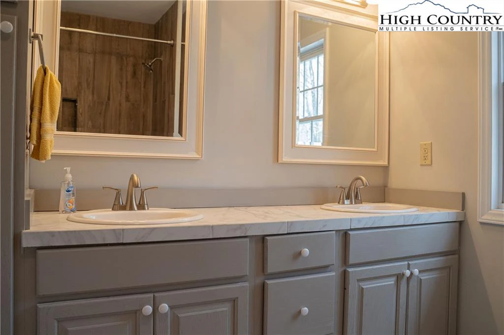 Image number 2 for the current listing