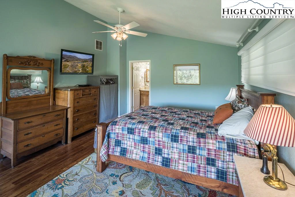 Image number 11 for the current listing