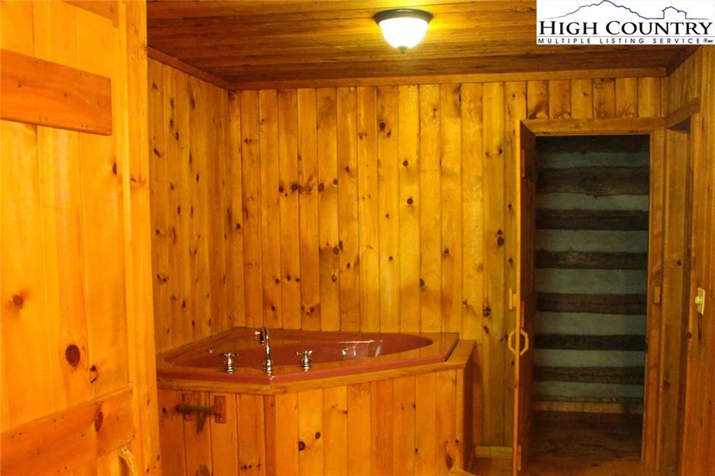 Image number 15 for the current listing