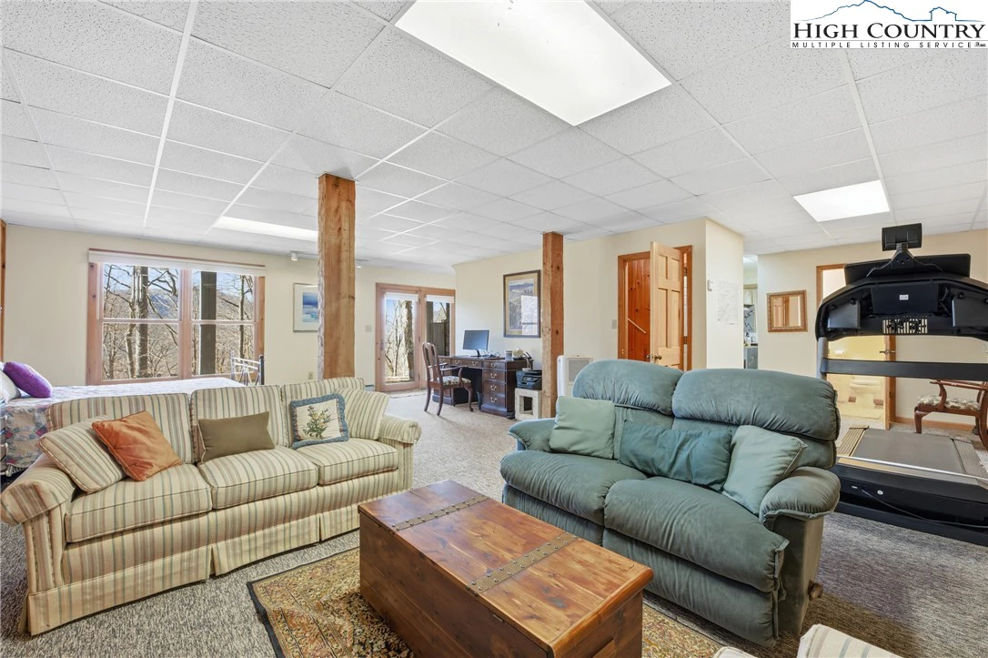 Image number 15 for the current listing