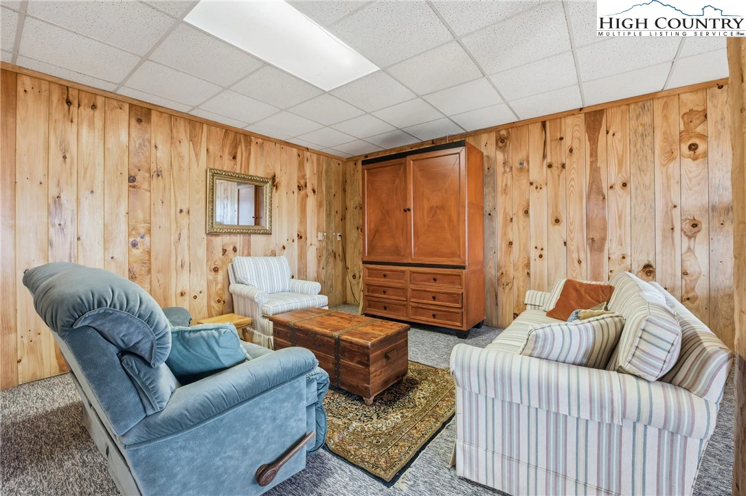 Image number 17 for the current listing