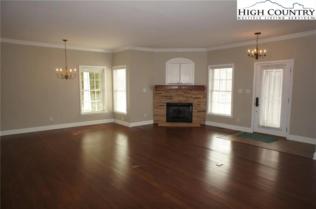 Image number 10 for the current listing