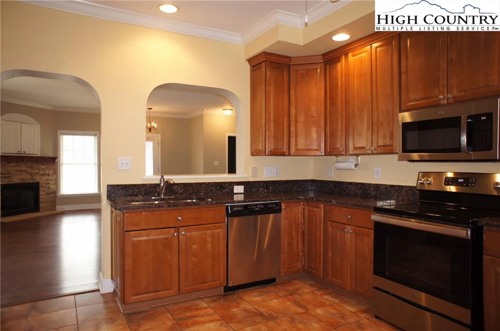 Image number 4 for the current listing