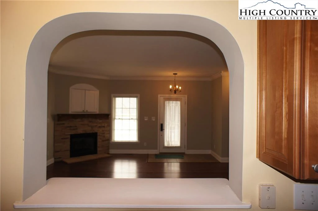 Image number 7 for the current listing