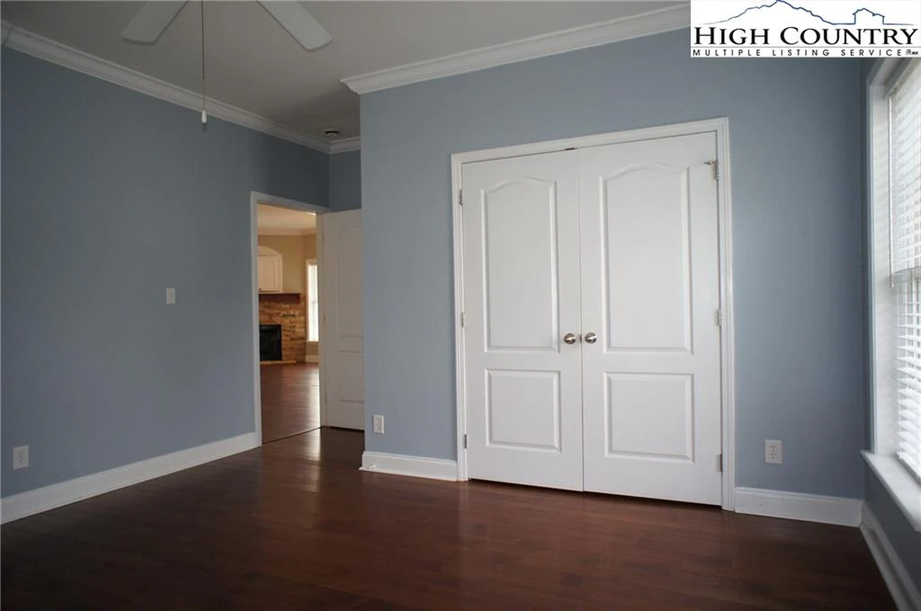 Image number 8 for the current listing