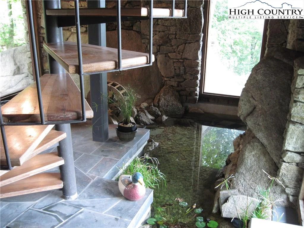Image number 6 for the current listing