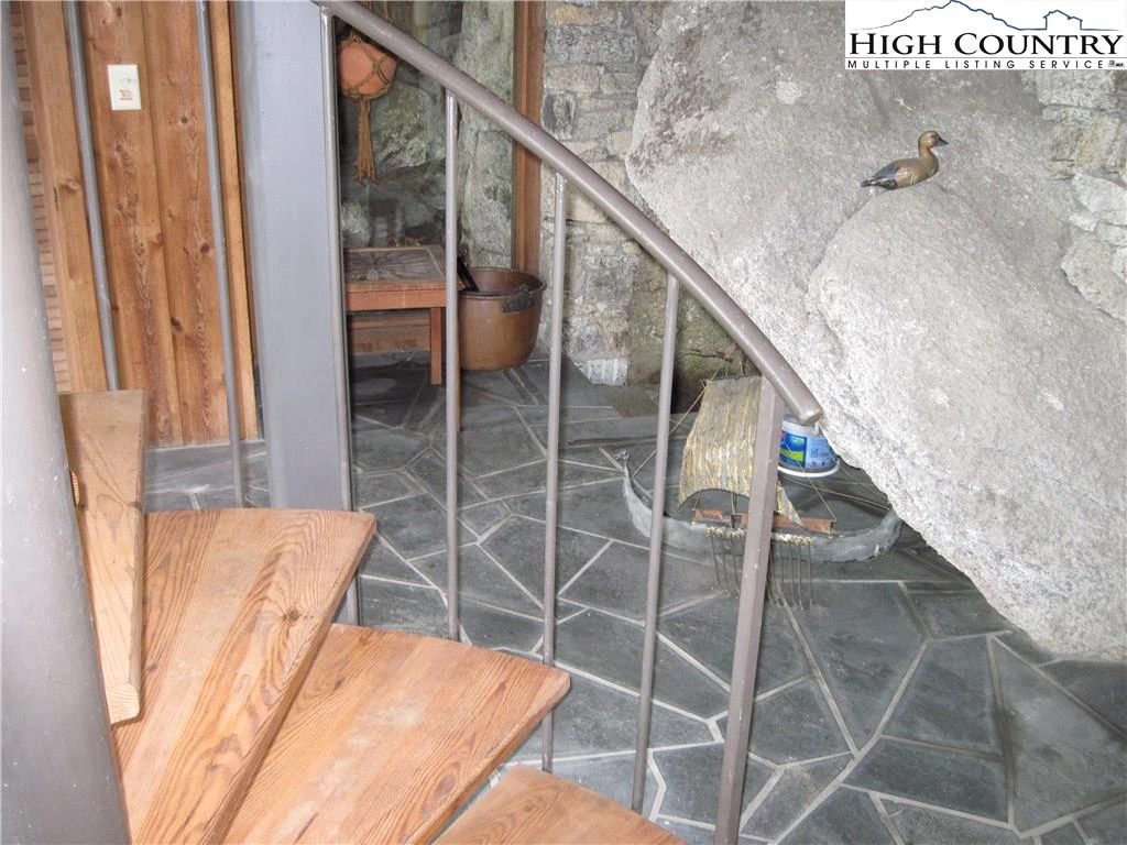 Image number 7 for the current listing