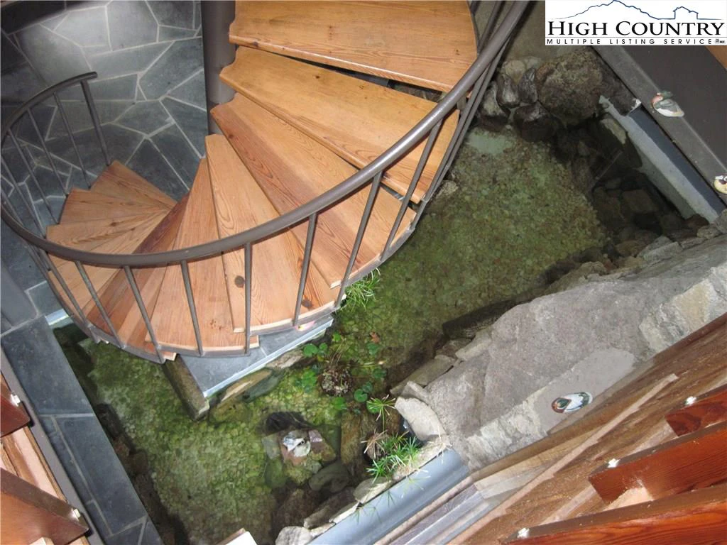 Image number 8 for the current listing