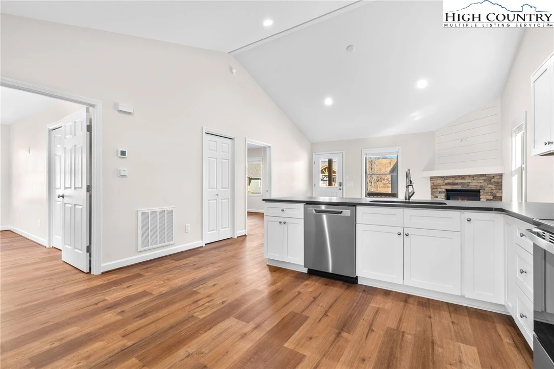 Image number 18 for the current listing