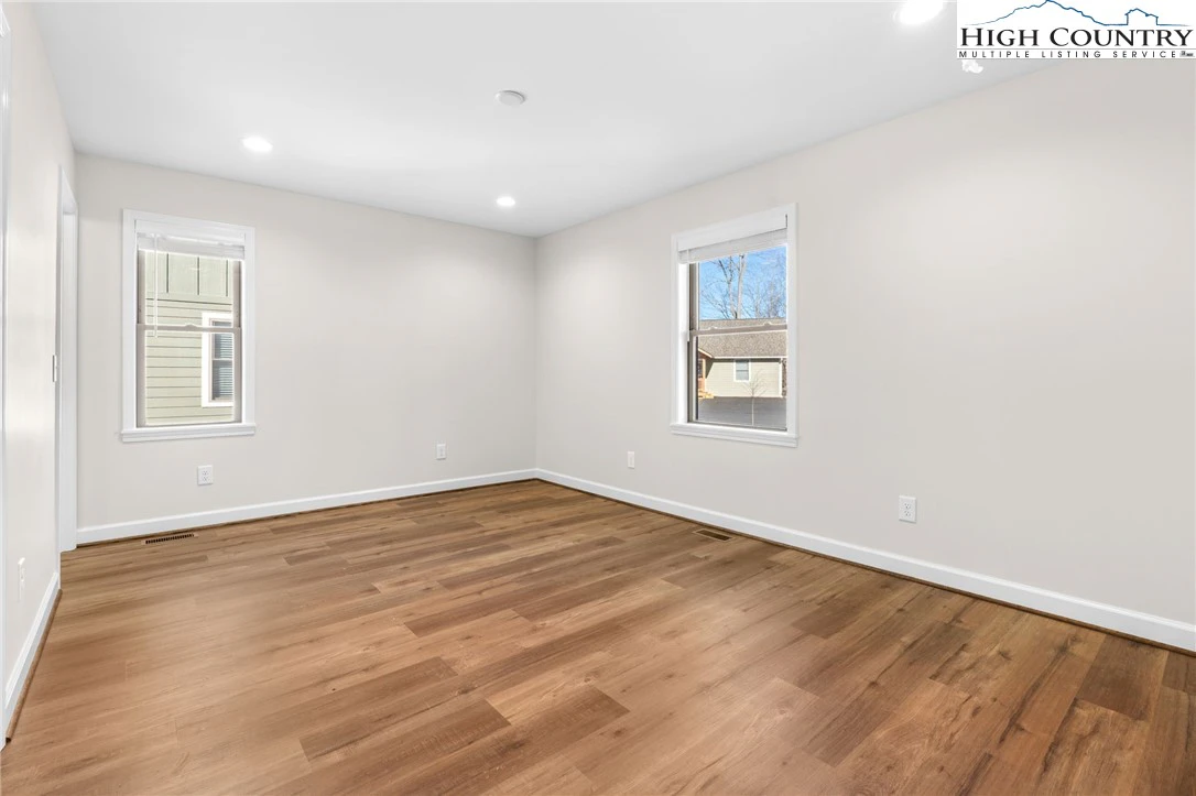 Image number 2 for the current listing