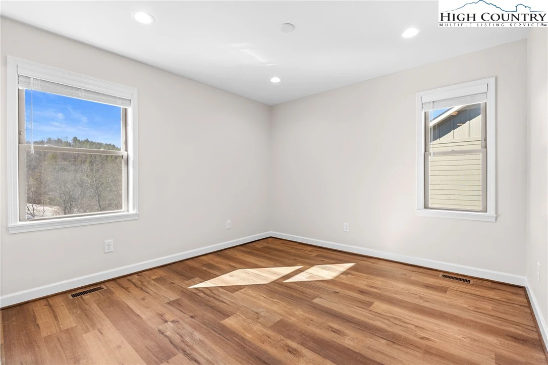 Image number 13 for the current listing