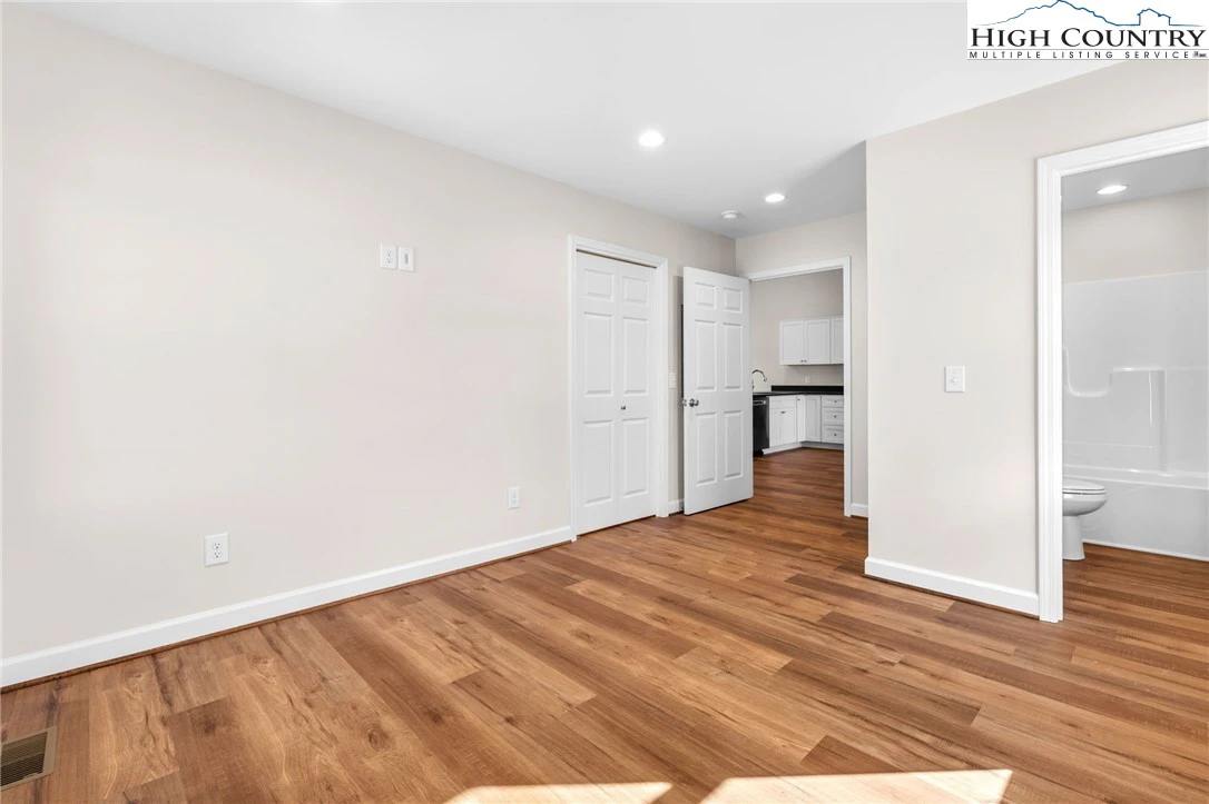 Image number 12 for the current listing