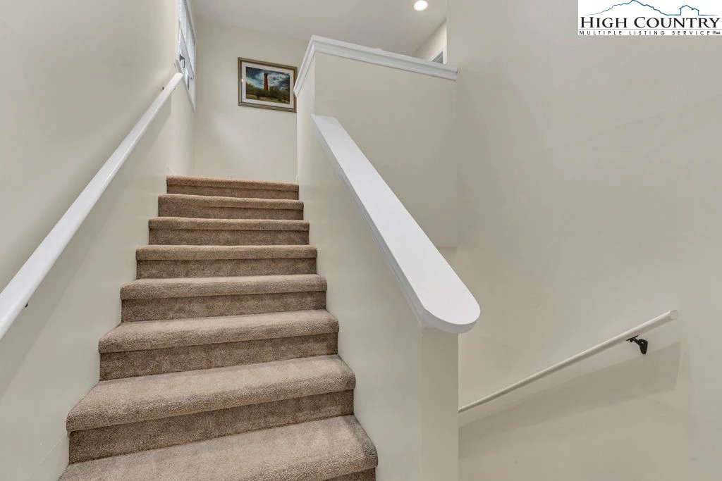 Image number 4 for the current listing
