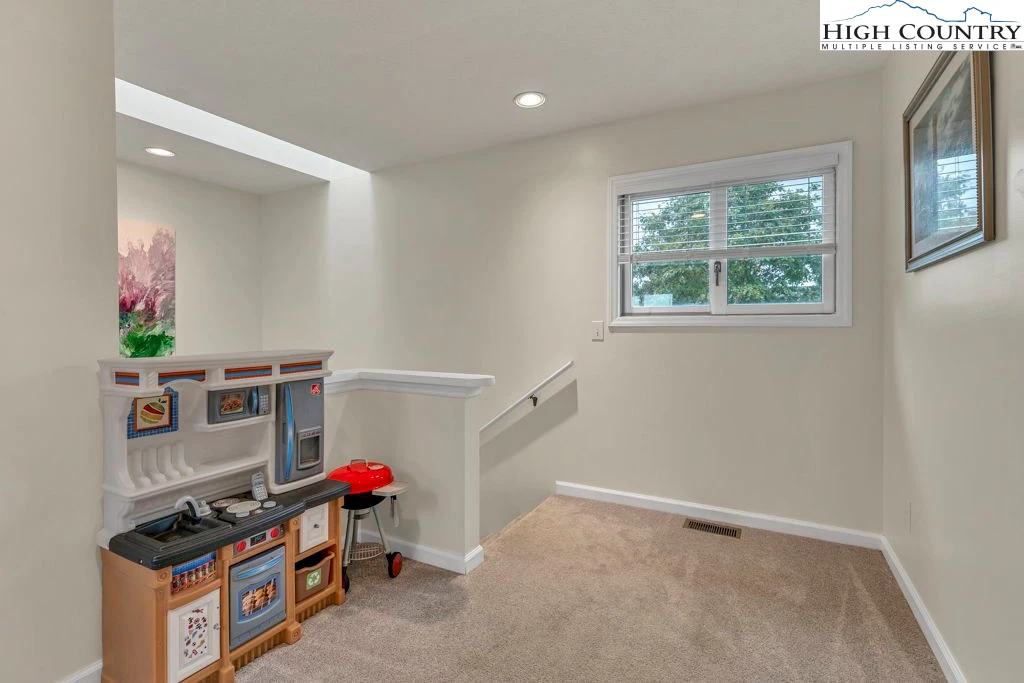 Image number 5 for the current listing