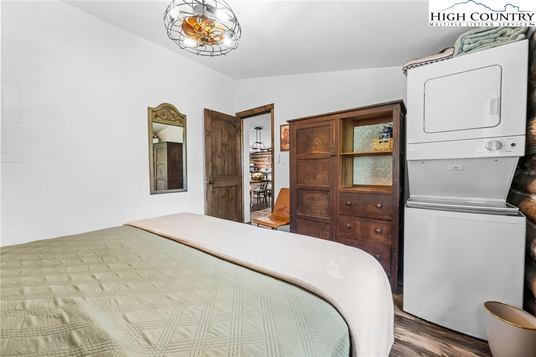 Image number 14 for the current listing