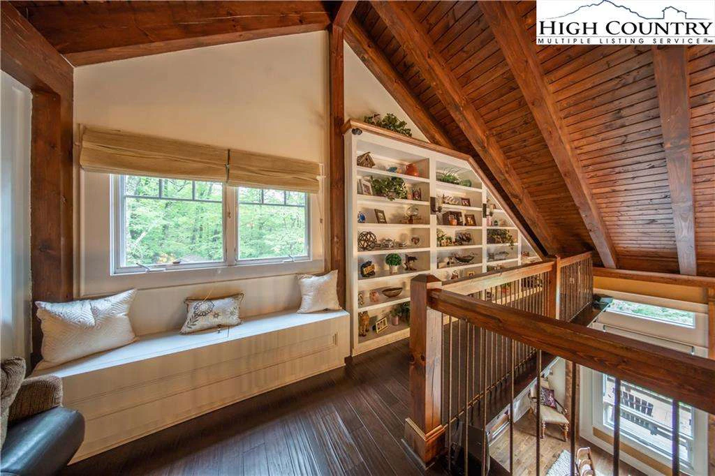 Image number 4 for the current listing